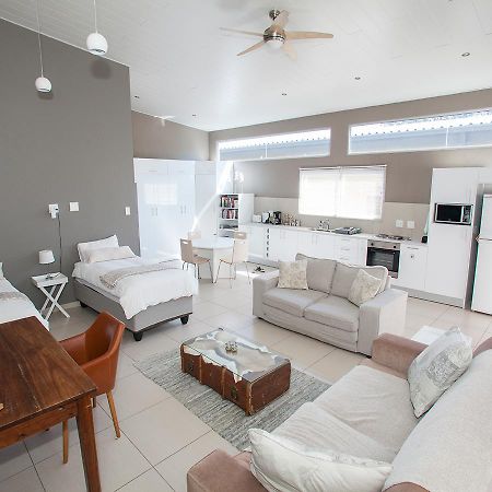 Rnb'S Studio Apartment Windhoek Esterno foto