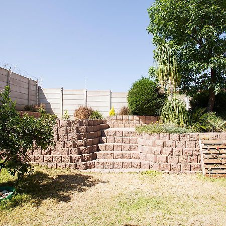 Rnb'S Studio Apartment Windhoek Esterno foto