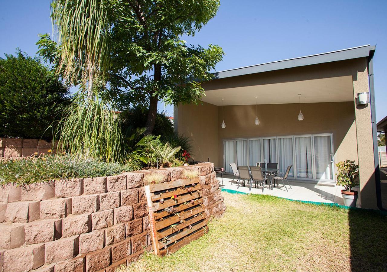 Rnb'S Studio Apartment Windhoek Esterno foto