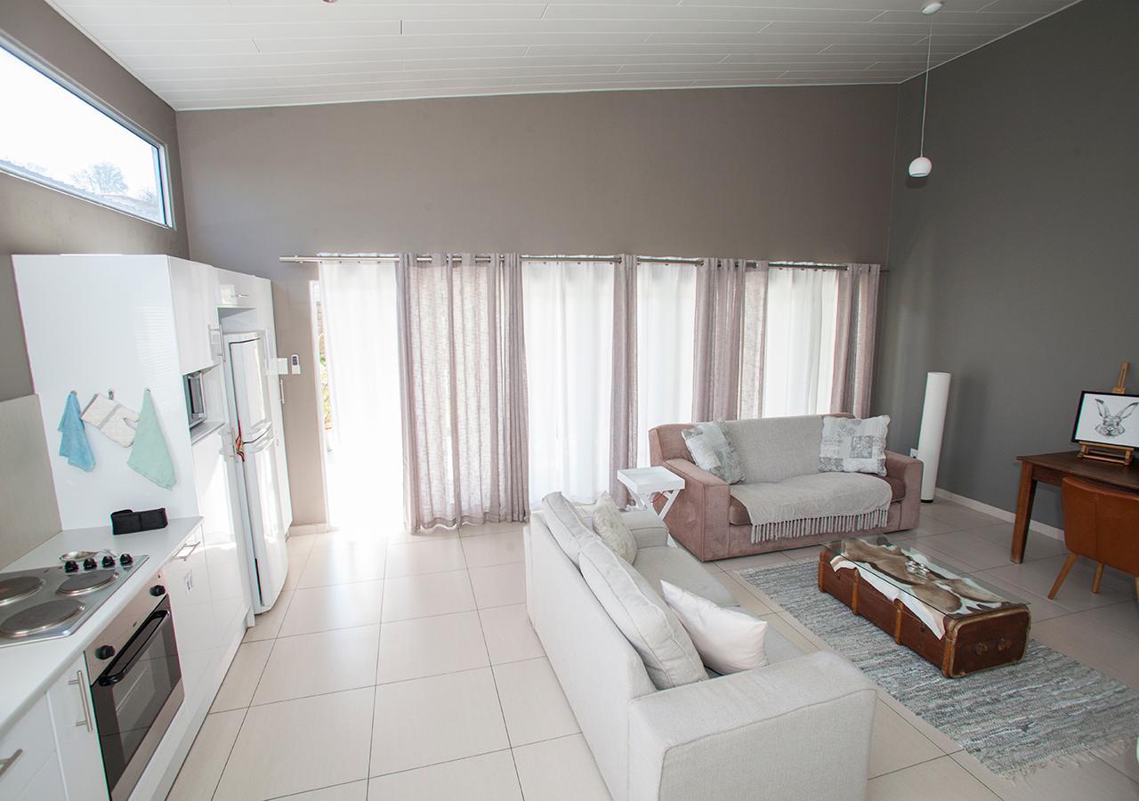 Rnb'S Studio Apartment Windhoek Esterno foto