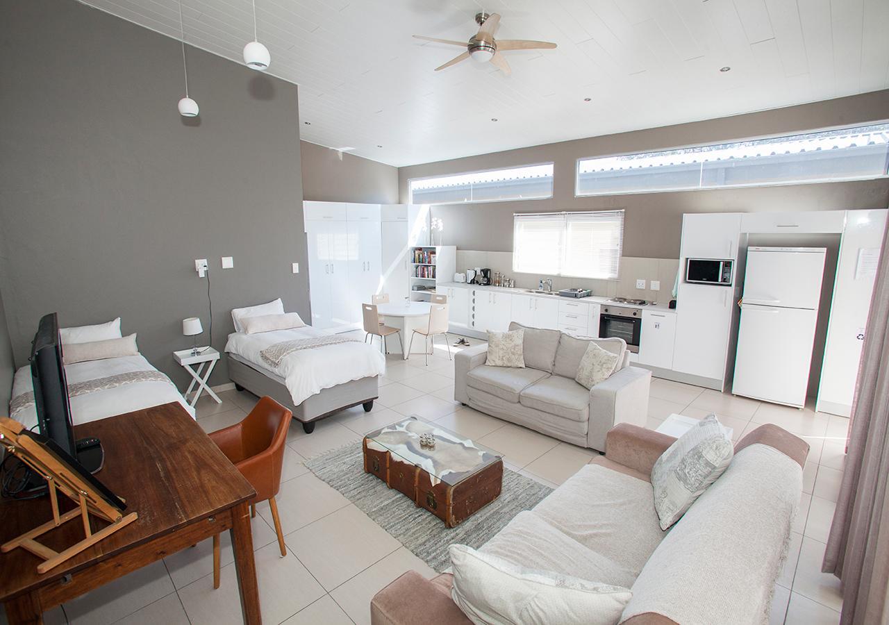 Rnb'S Studio Apartment Windhoek Esterno foto