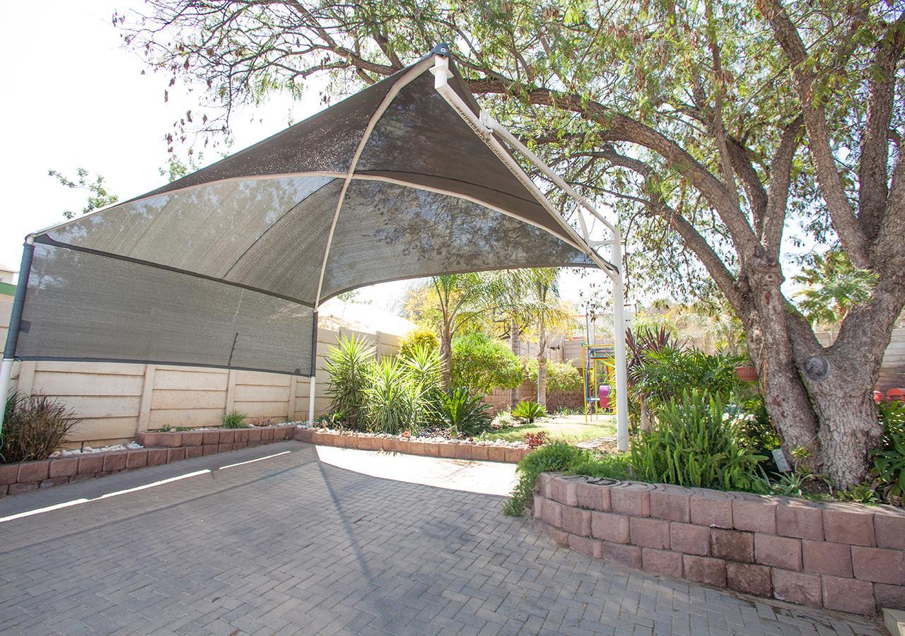 Rnb'S Studio Apartment Windhoek Esterno foto