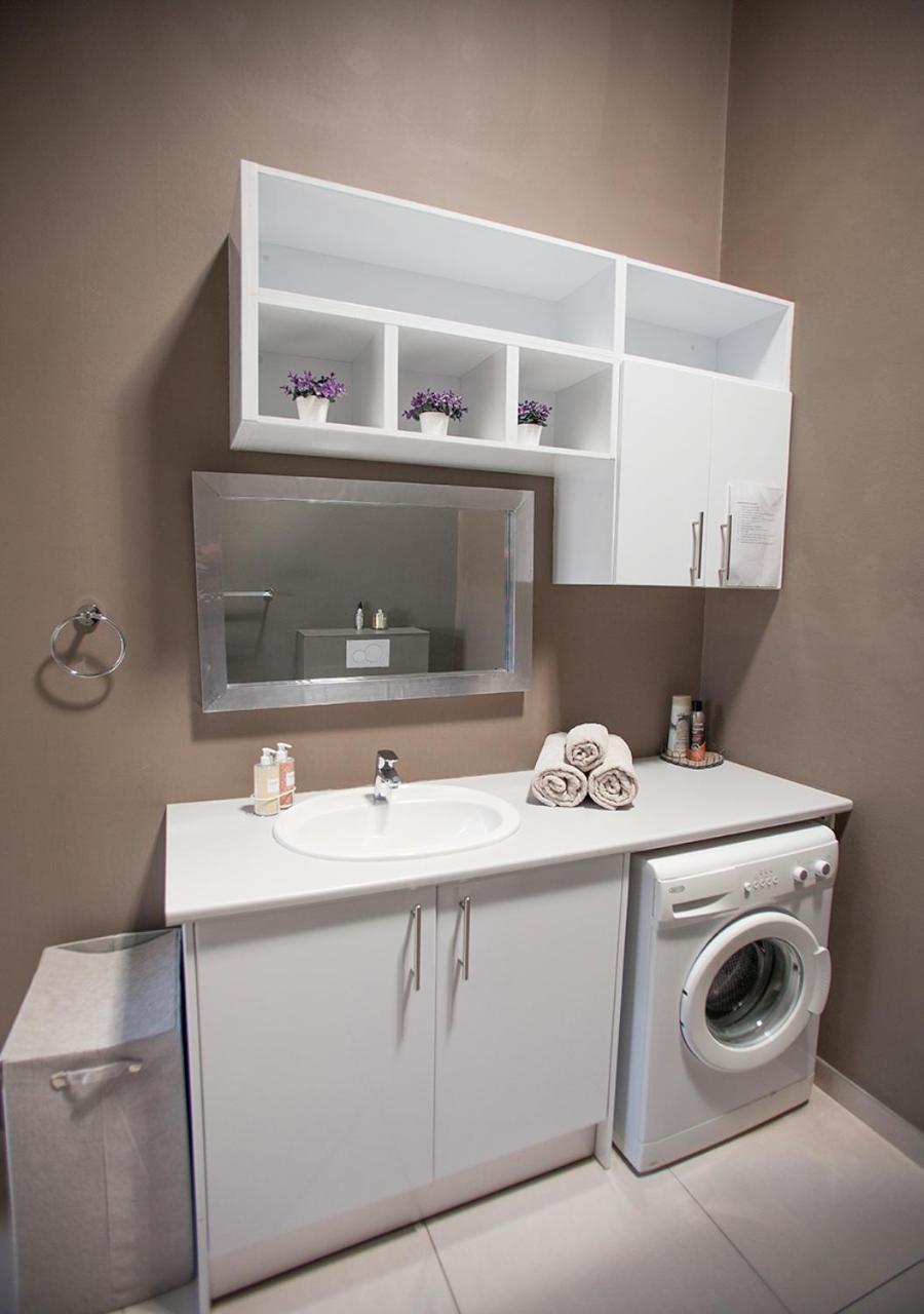 Rnb'S Studio Apartment Windhoek Esterno foto