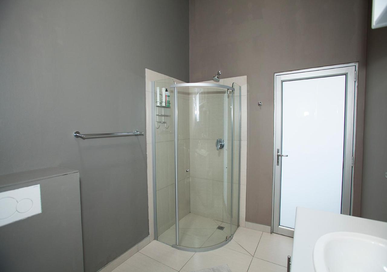 Rnb'S Studio Apartment Windhoek Esterno foto