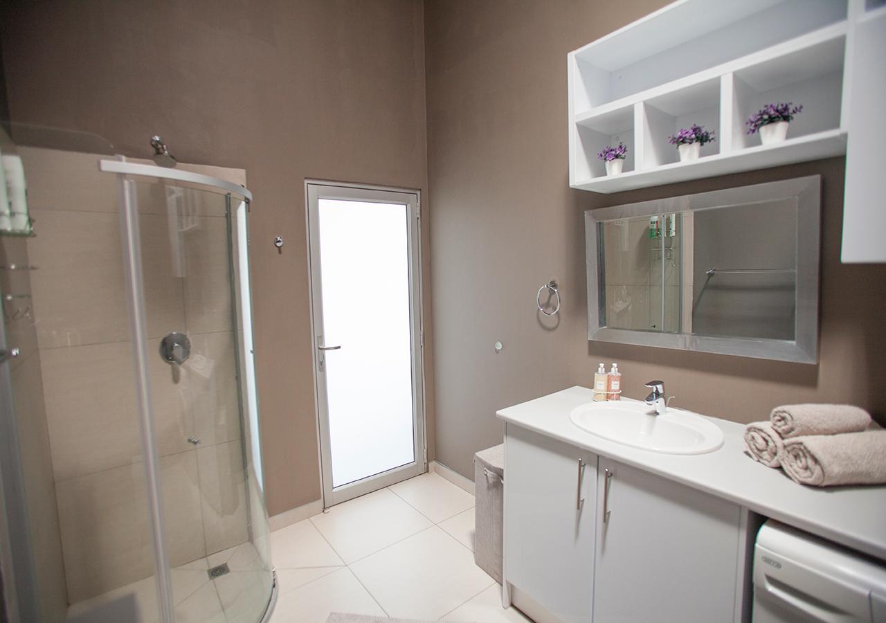 Rnb'S Studio Apartment Windhoek Esterno foto