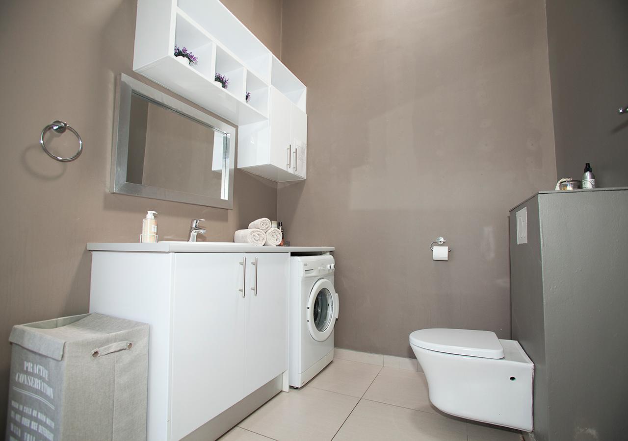Rnb'S Studio Apartment Windhoek Esterno foto