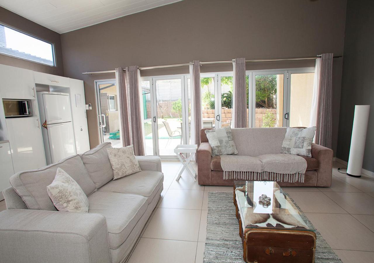 Rnb'S Studio Apartment Windhoek Esterno foto