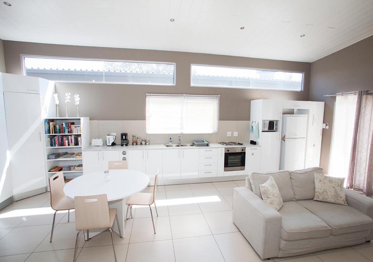 Rnb'S Studio Apartment Windhoek Esterno foto