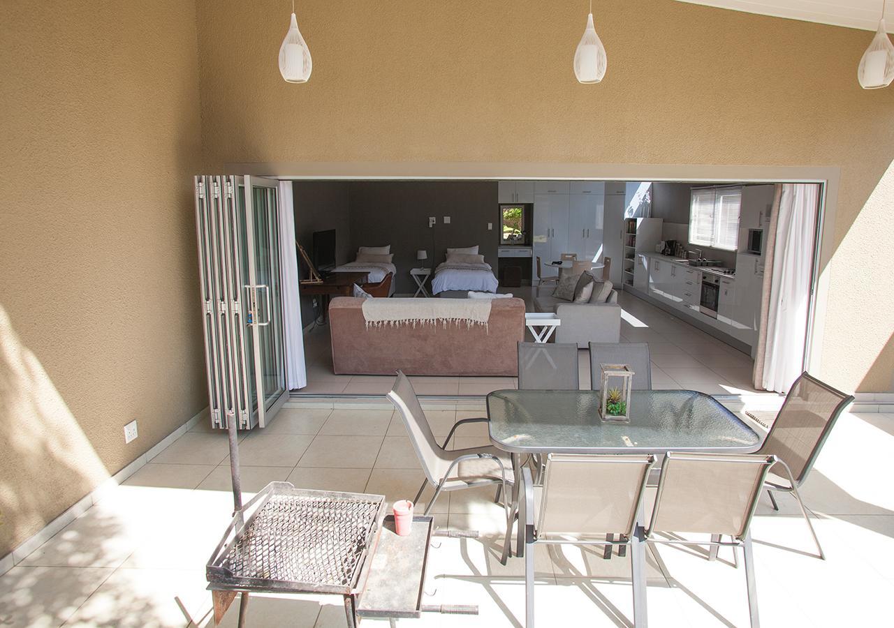Rnb'S Studio Apartment Windhoek Esterno foto