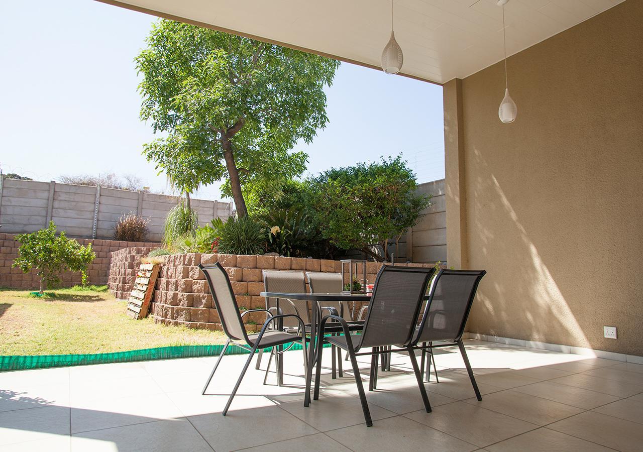 Rnb'S Studio Apartment Windhoek Esterno foto