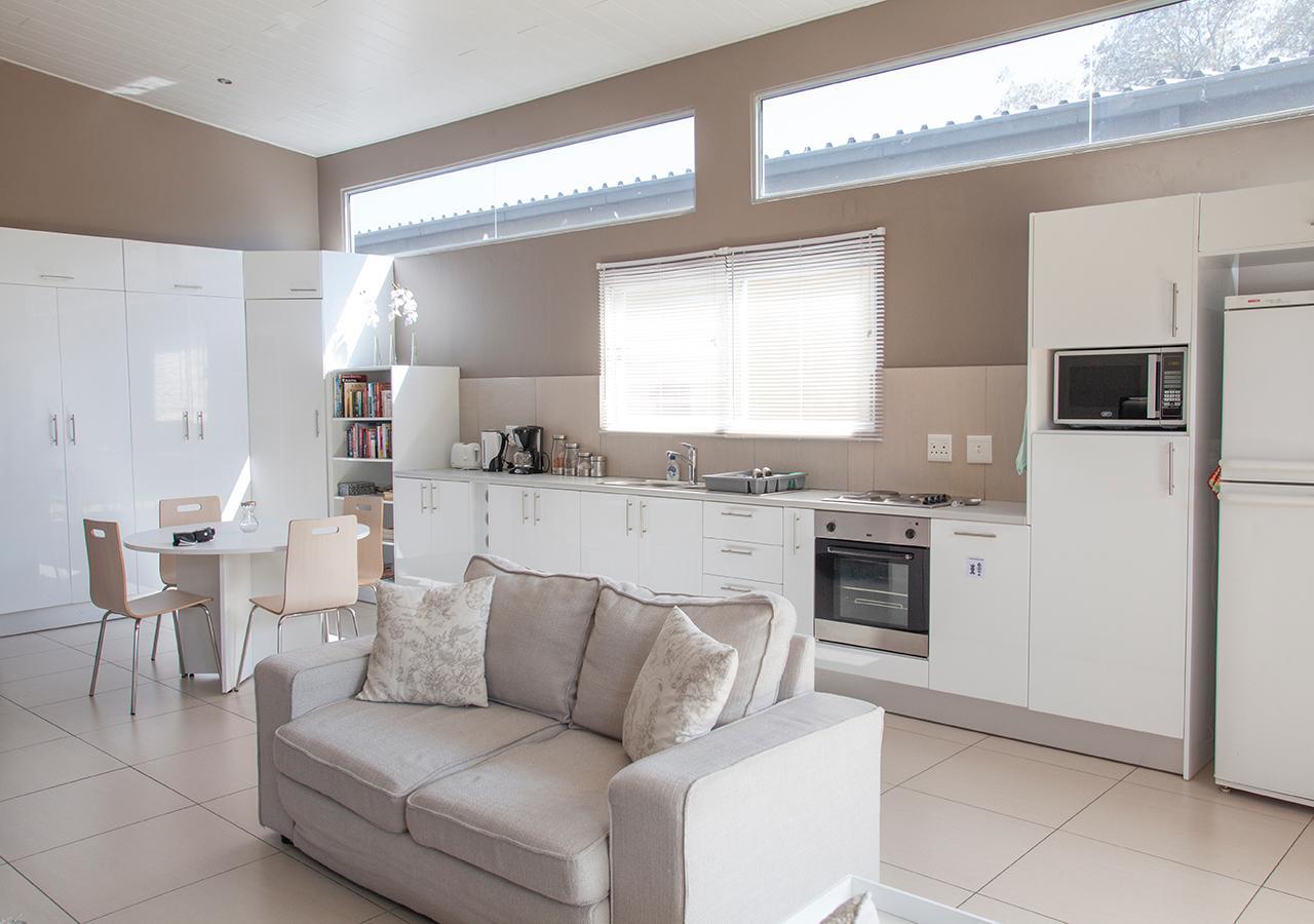 Rnb'S Studio Apartment Windhoek Esterno foto