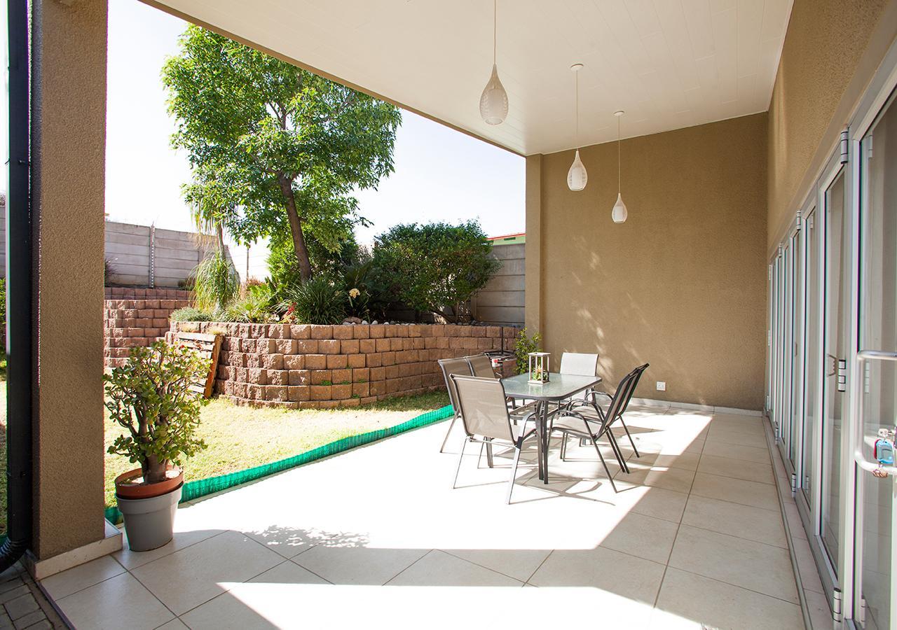 Rnb'S Studio Apartment Windhoek Esterno foto