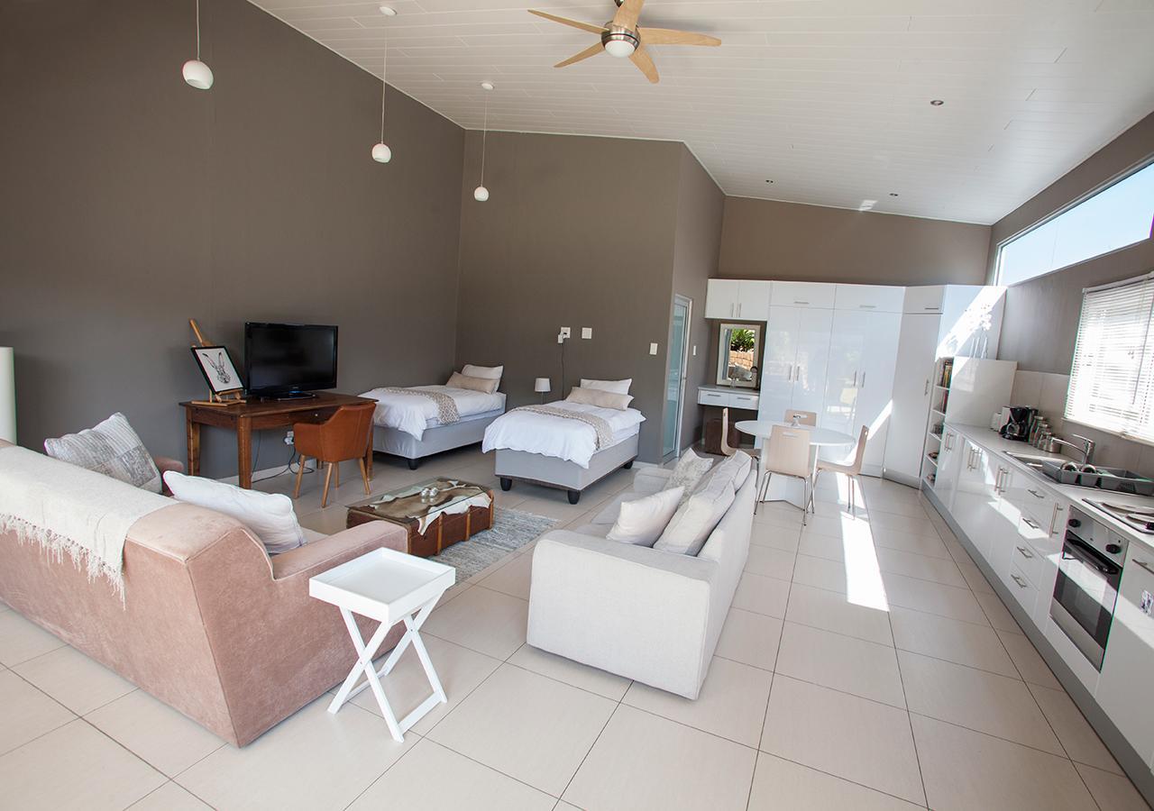 Rnb'S Studio Apartment Windhoek Esterno foto