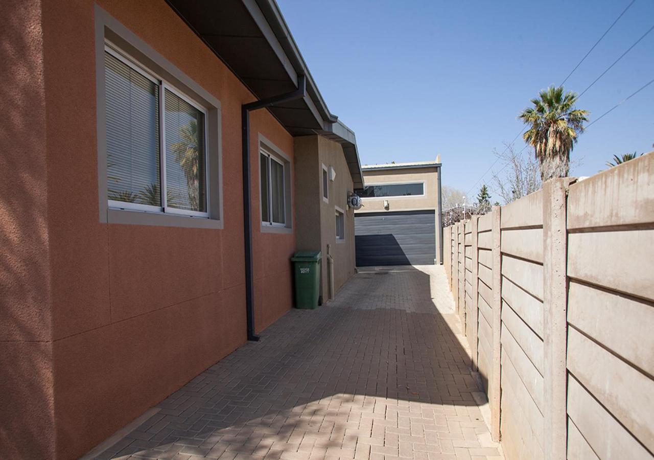 Rnb'S Studio Apartment Windhoek Esterno foto