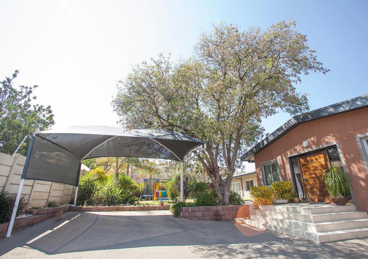 Rnb'S Studio Apartment Windhoek Esterno foto